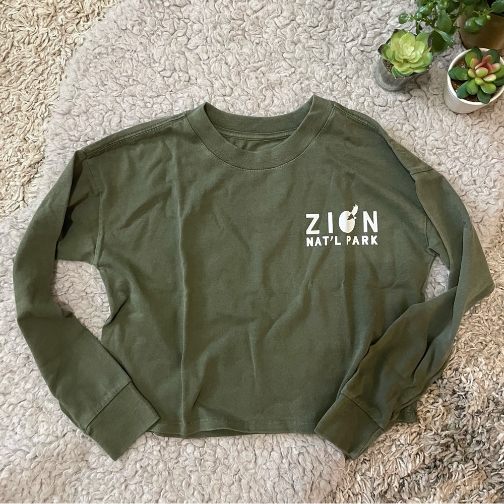 Brand New! Girls long sleeved Zion National Park cropped t-shirt.